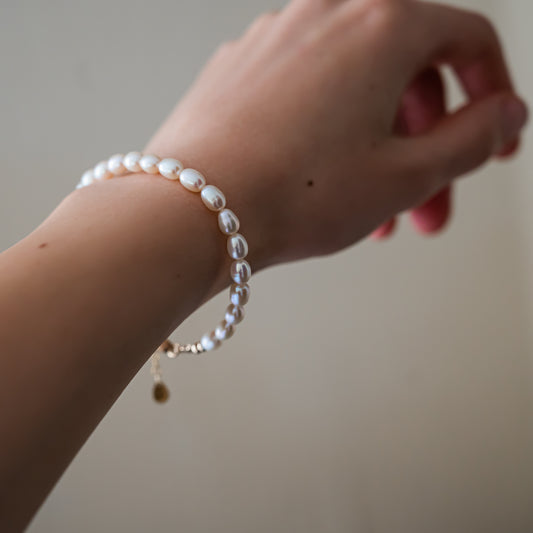 Gold pearl bracelet
