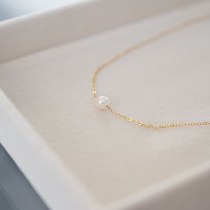 Single white pearl gold chocker 